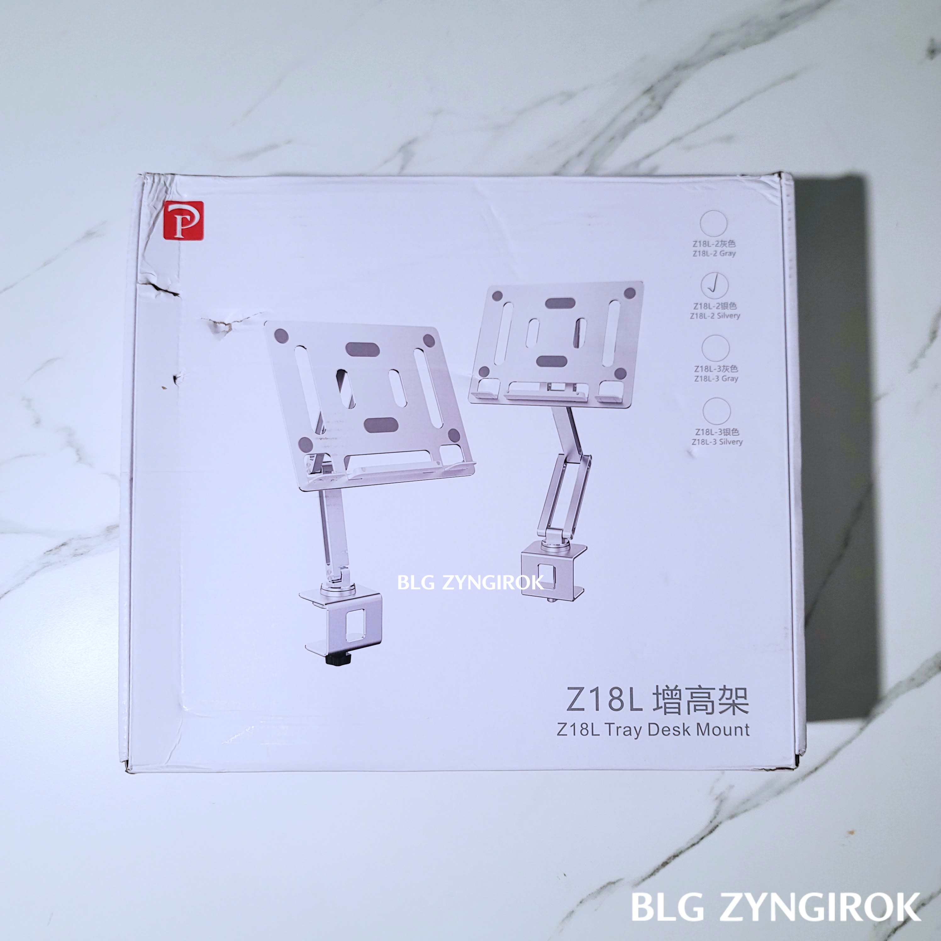 노트북 거치대 상자가 테이블 위에 놓여있다.