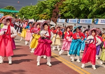 과거춘향제에서 향단이 행렬퍼포먼스