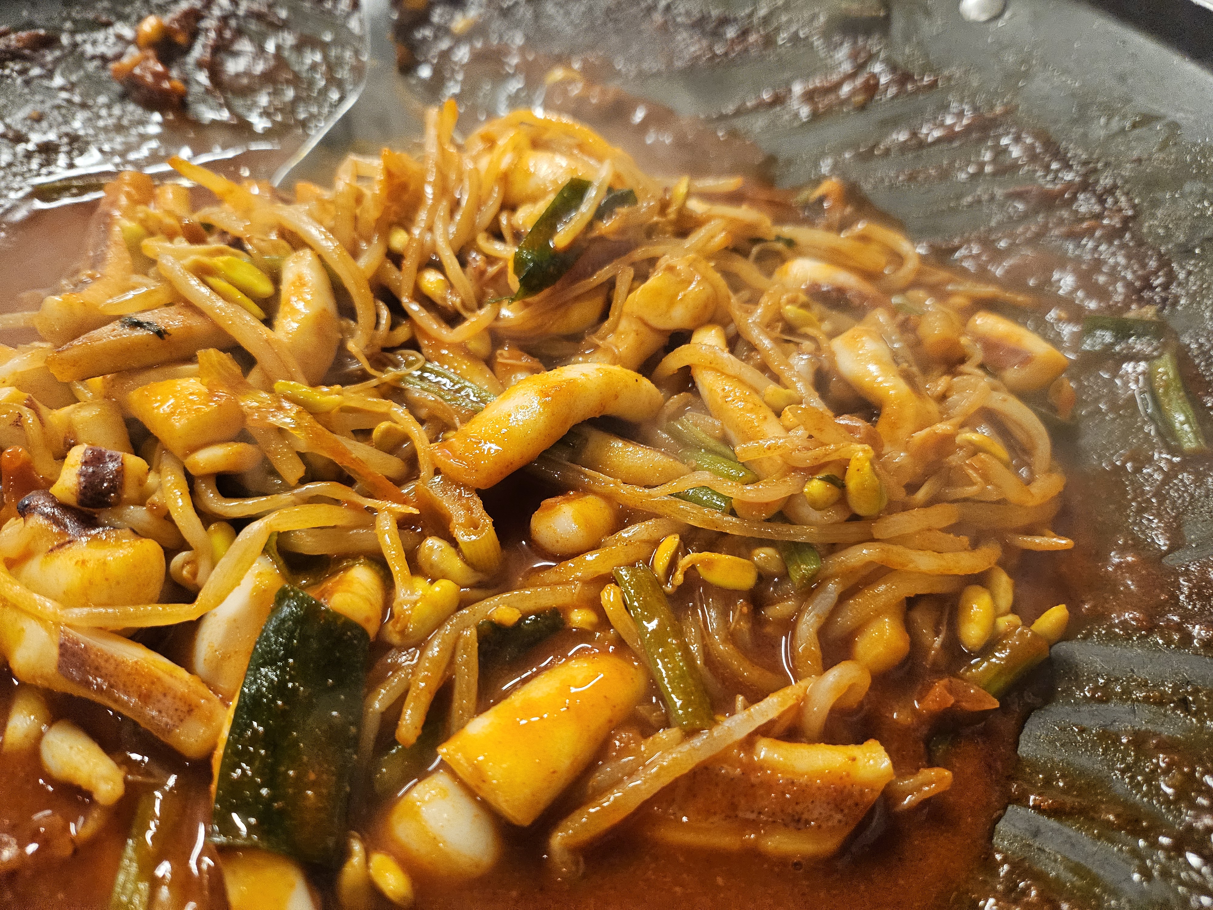 매콤한 양념에 잘 볶아진 오징어 불고기