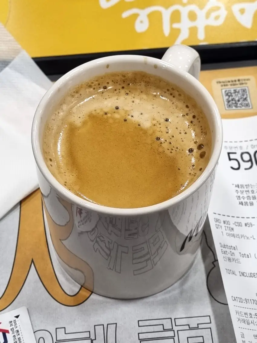 24시 맥도날드에서 주문한 아메리카노 라지입니다.