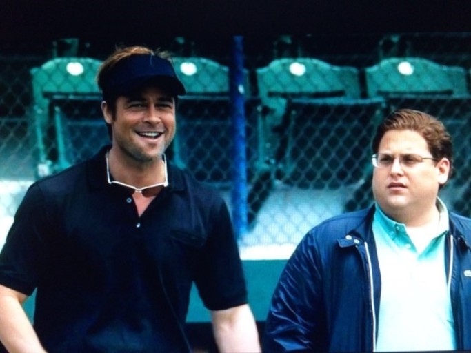 웃고 있는 브래드 피트와 그를 바라보는 조나 힐