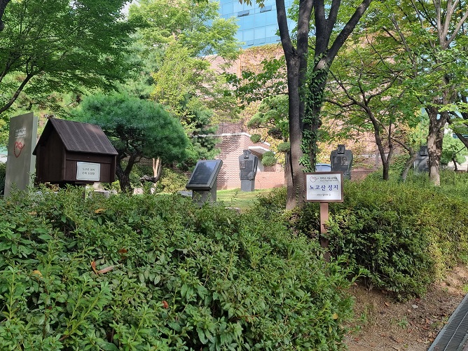 노고산 순교 현양비입니다. 사진 왼편에 조그마한 집 모양이 순례확인 도장을 찍을 수 있는 공간입니다.