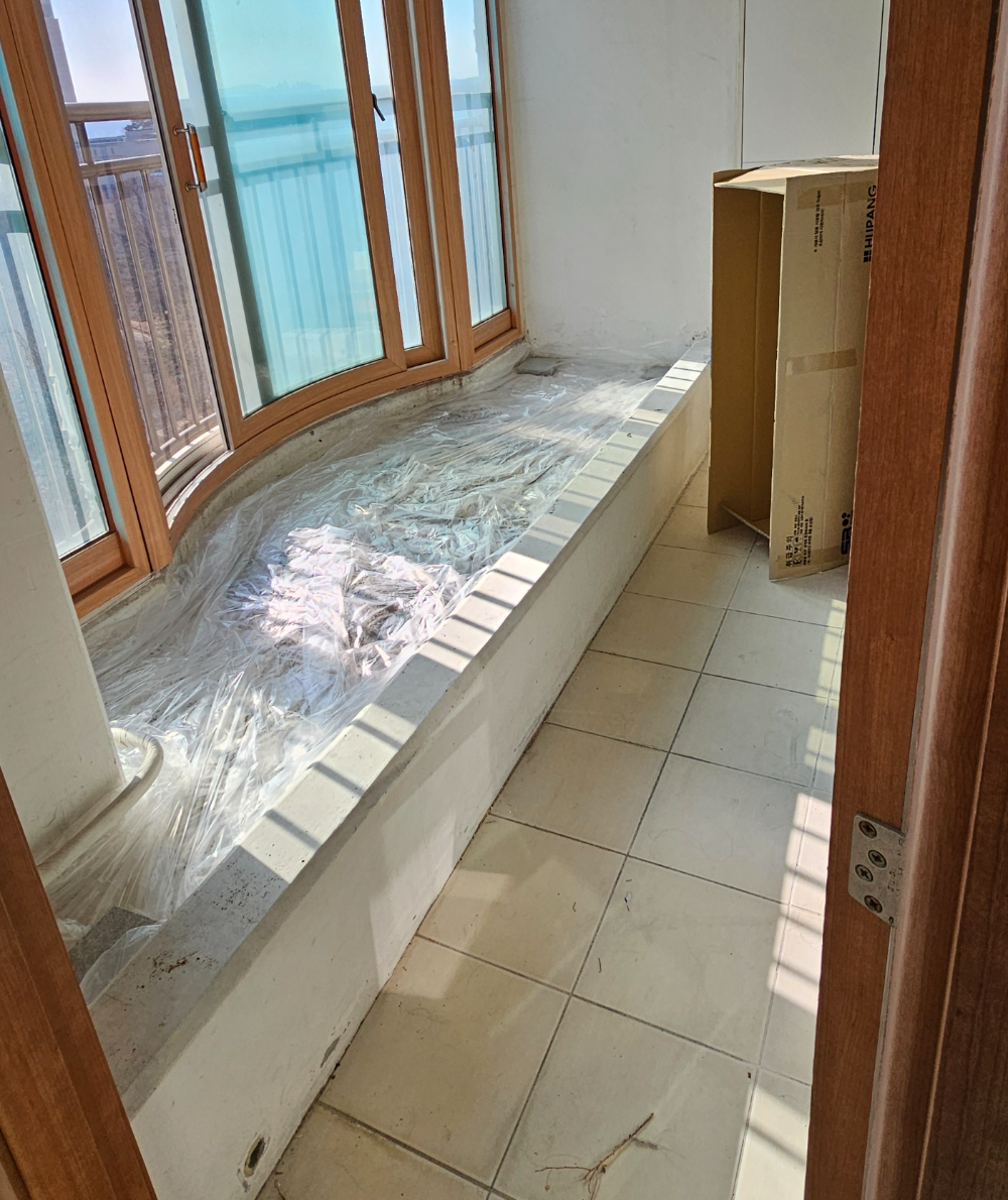 흙 있는 아파트 베란다 화단 시공 중 비닐을 덮은 모습