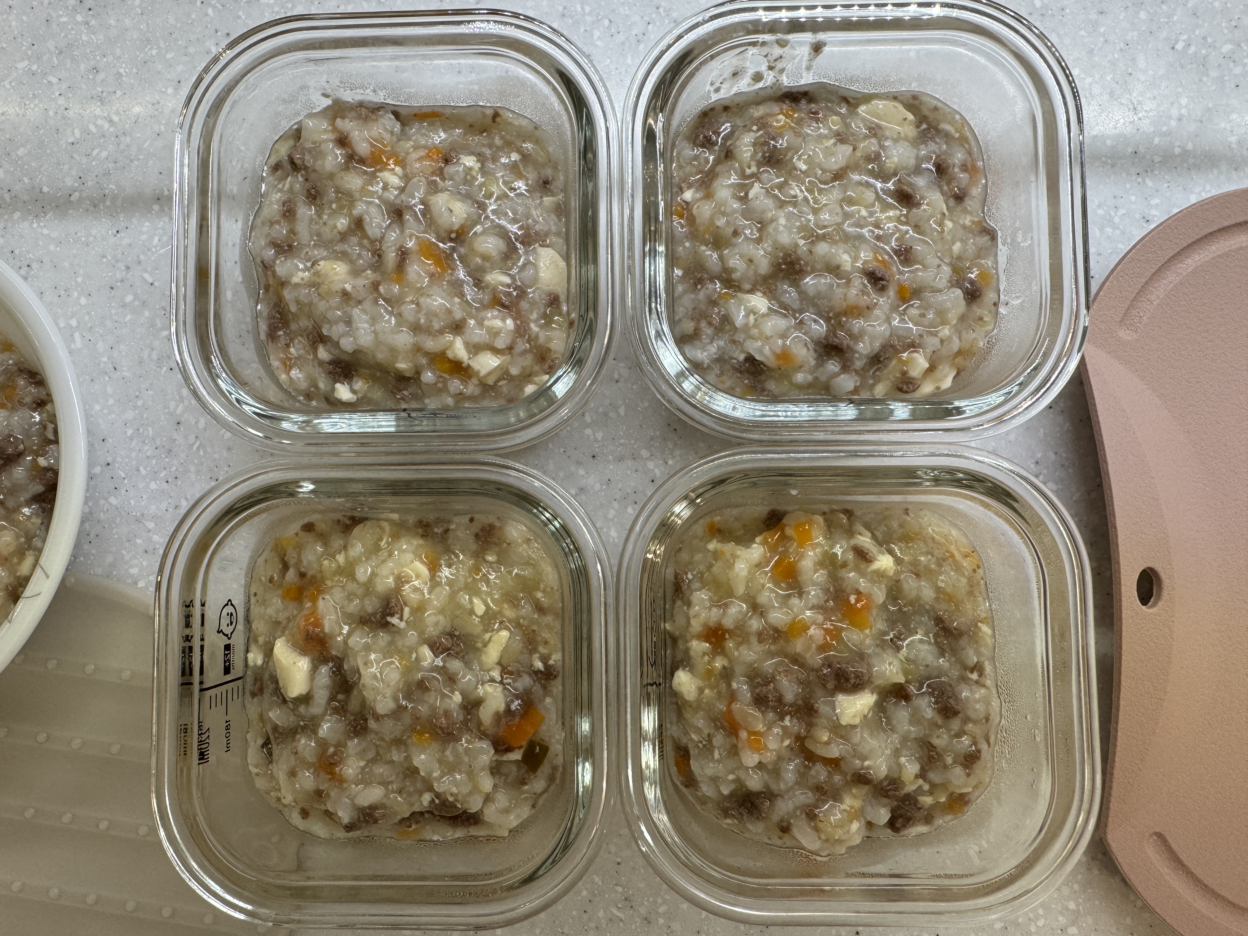 소고기&middot;당근&middot;가지&middot;연두부가 어우러진 이유식 죽 완성 모습 (소분한 사진)