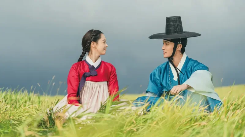 춘화연애담 드라마에서 한복을 입고 앉아 있는 고아라, 장률