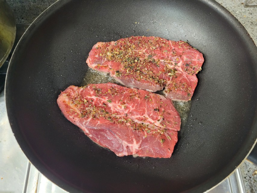 팬에 먼저 올린 부채살 스테이크 굽기 시작