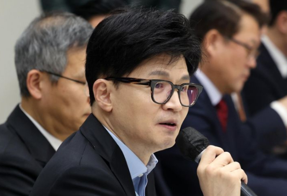 한동훈 국민의힘 비상대책위원장이 31일 오후 경기도 수원 영통구 한국나노기술원 프리젠테이션룸에서 열린 &lsquo;함께하는 반도체 산업의 미래&rsquo; 반도체 산업 현장간담회에서 인사말을 하고 있다. [사진=뉴시스]