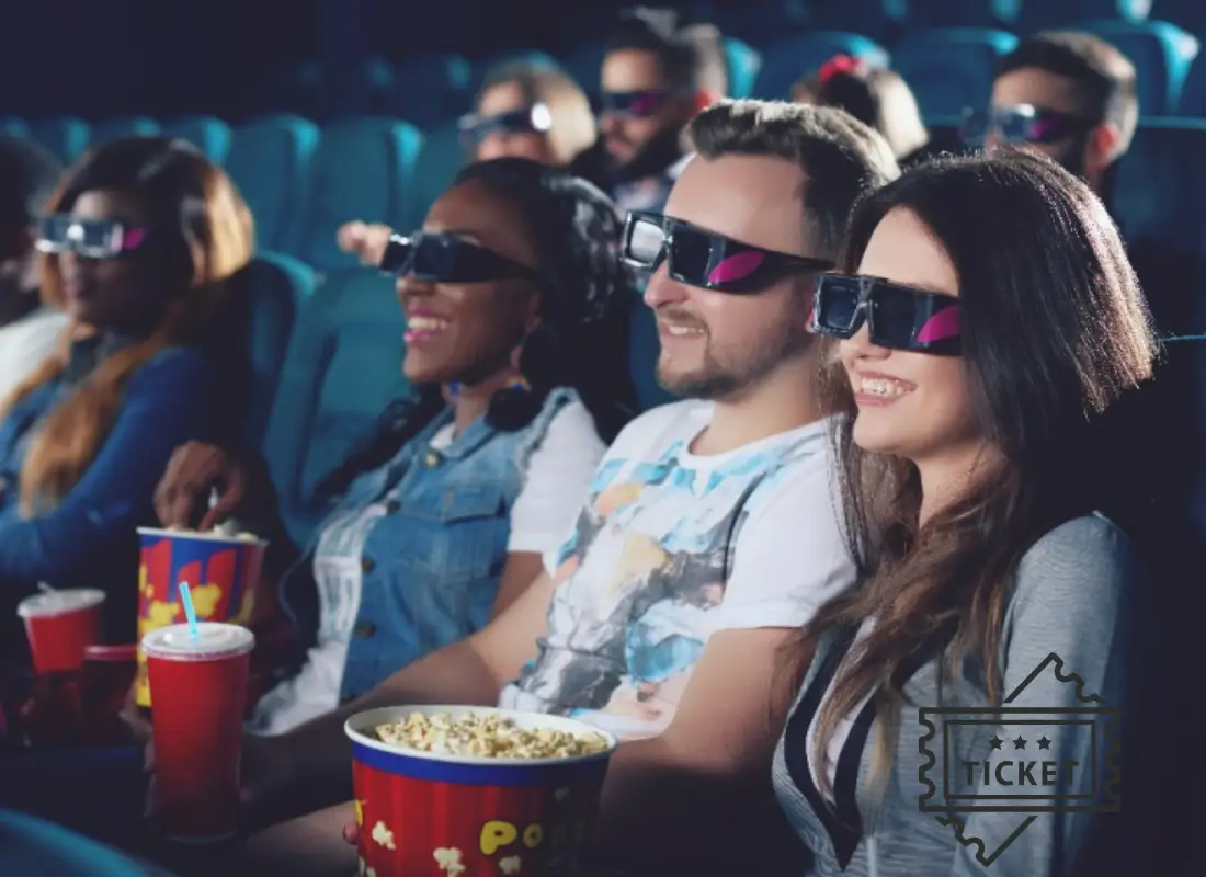 영화관에서-팝콘을-들고-웃으며-영화-관람을-하는-남자와-여자들