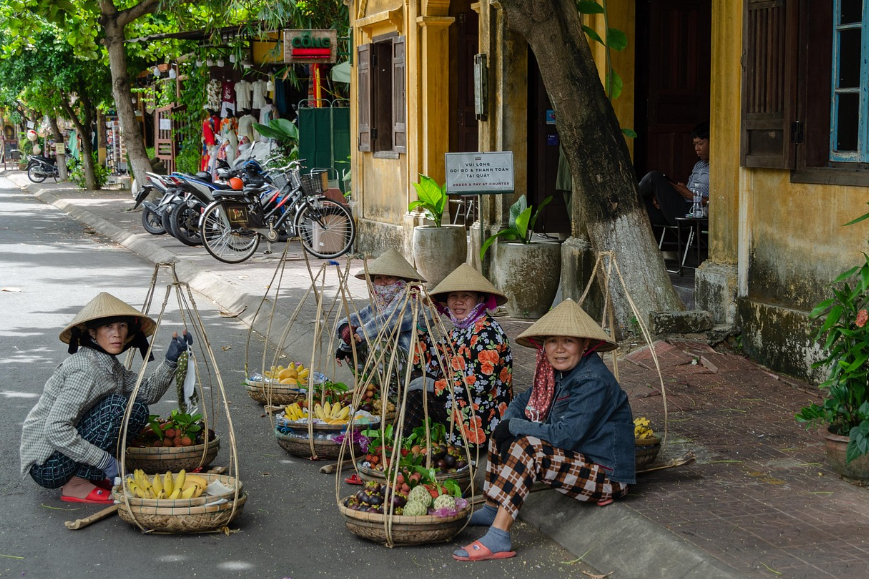 길에서 과일파는 동남아 여인들 사진