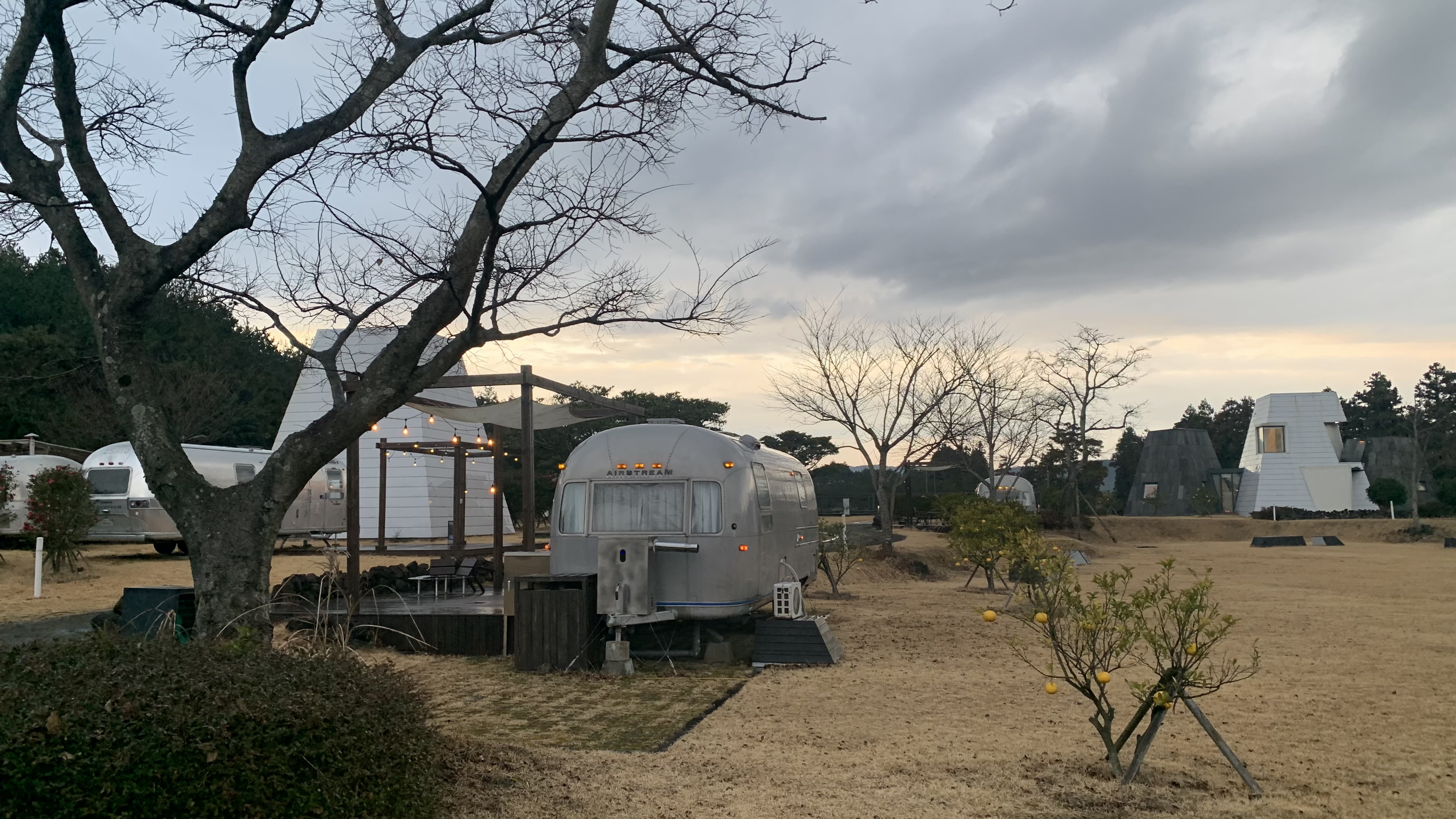 제주도에서 찾은 감성 글램핑 숙소 어라운드폴리 리뷰 - 겨울 에어스트림 숙박 후기