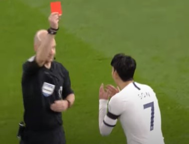 손흥민에게 레드 카드를 보이는 테일러 주심