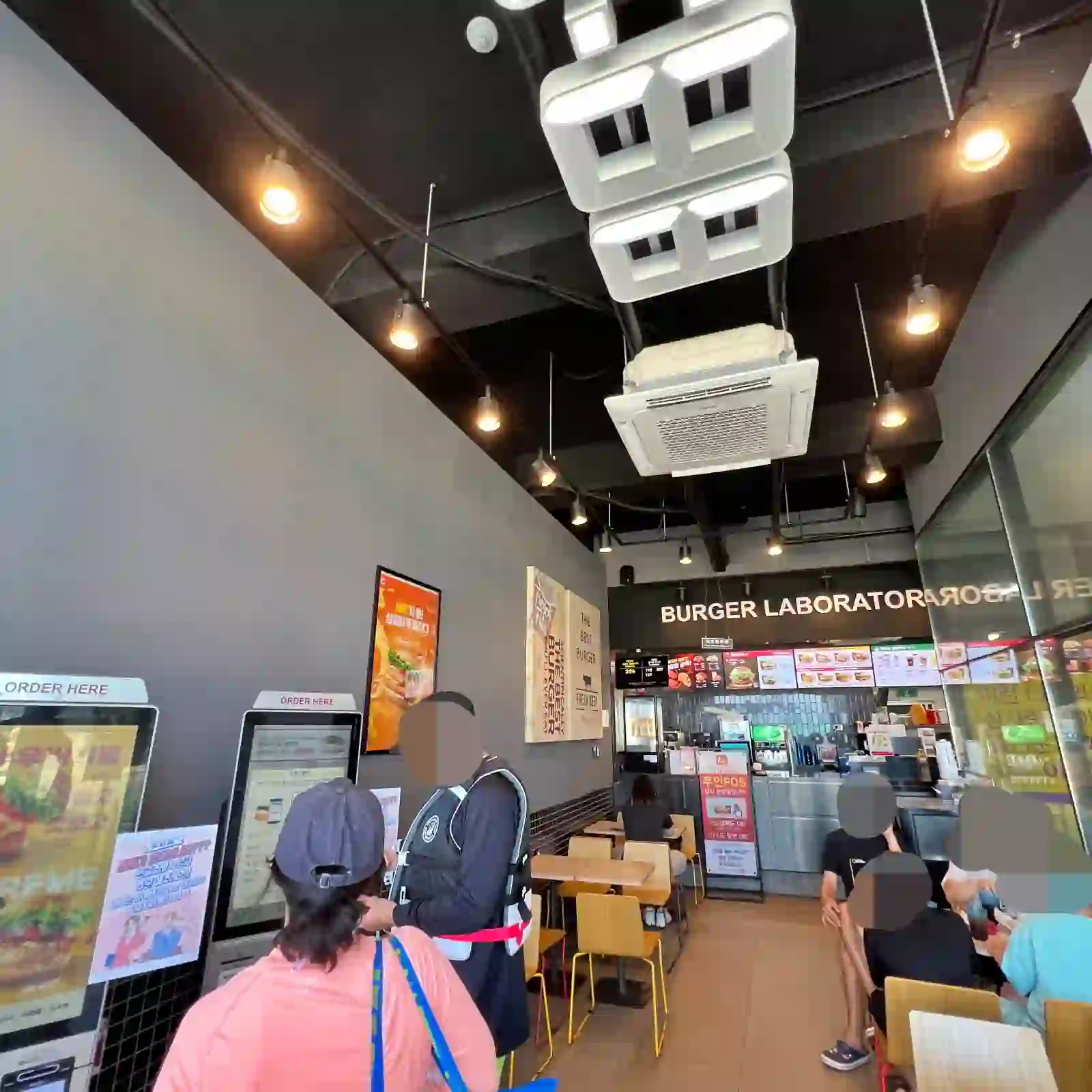 롯데리아 매장 현장 사진 입니다. 내부가 작아서 복잡할 때는 식사할 때 불편할 수 있습니다.