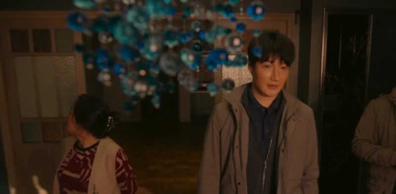 김모미의 집에 실종된 흔적을 찾고 있는 드라마 마스크걸의 최종훈 형사 캐릭터