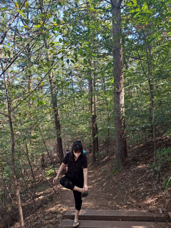 등산중 신에서 흙을 털다