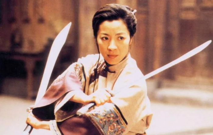 양손에 칼을 엇갈려 들고 있는 수련