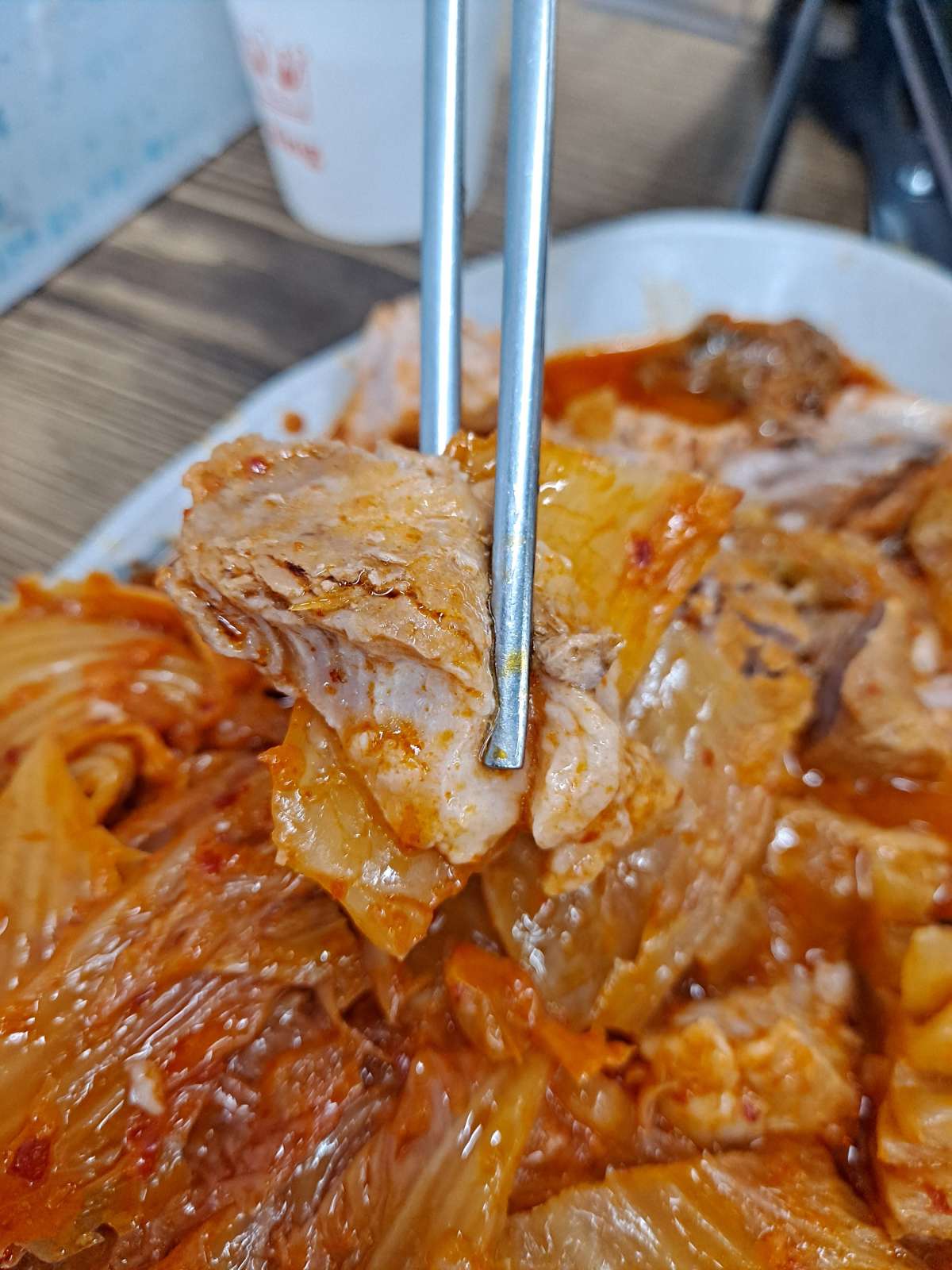 김치찜 고기 집어들다
