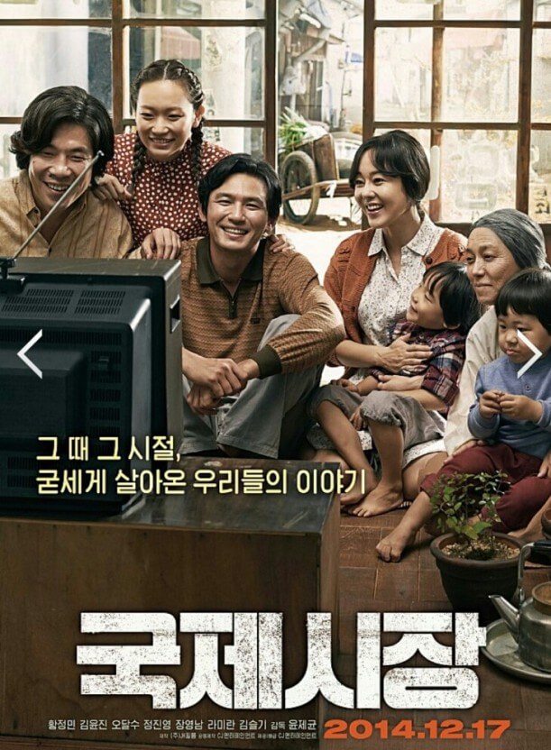 온 가족이 tv 앞에 모여 앉은 모습