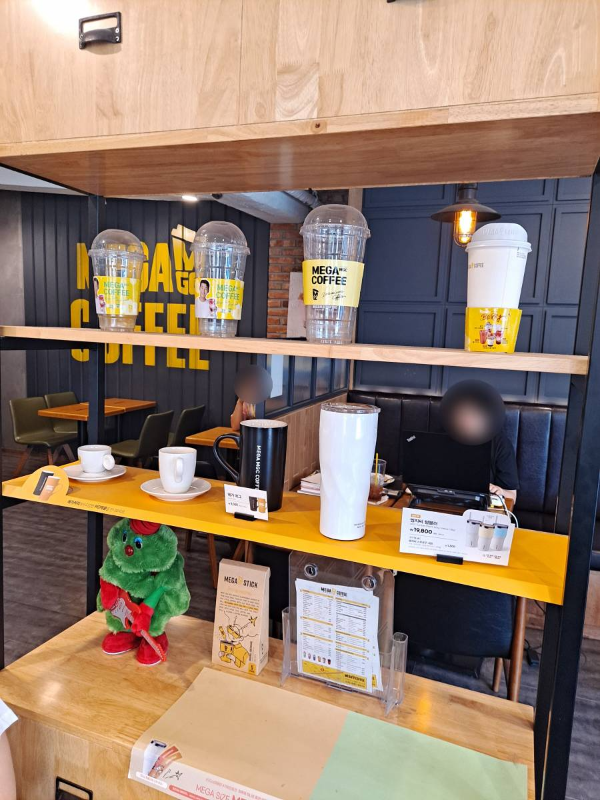 메가커피 진열대