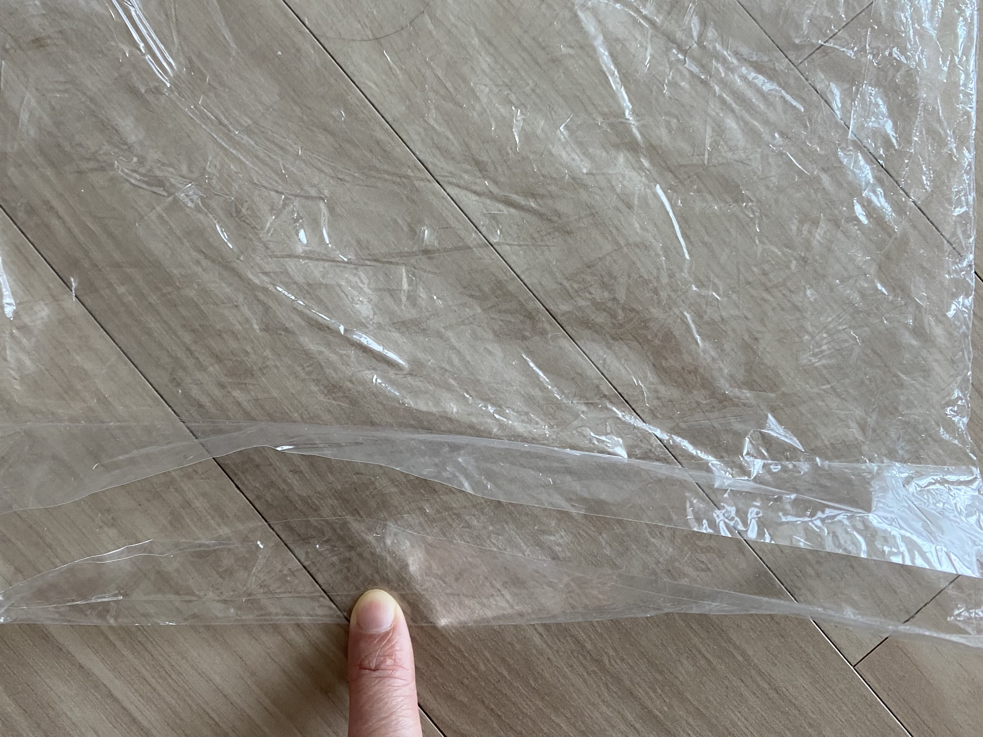 포장비닐 스티커 부분을 꾸욱 눌려서 접어서 붙여 주세요. 앞비닐과 붙지 않게