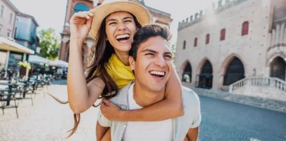 여행하는 커플사진