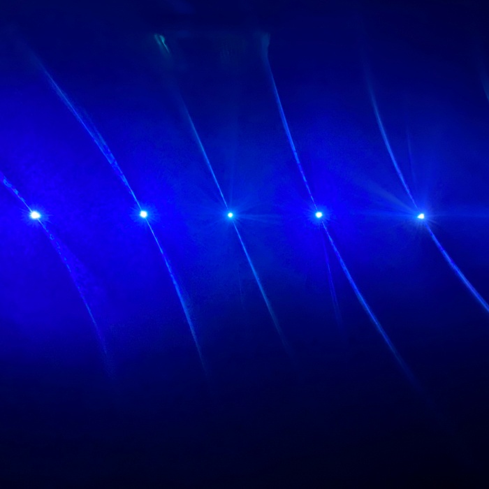 어두운 공간에 파란색 불빛이 5개 있습니다.