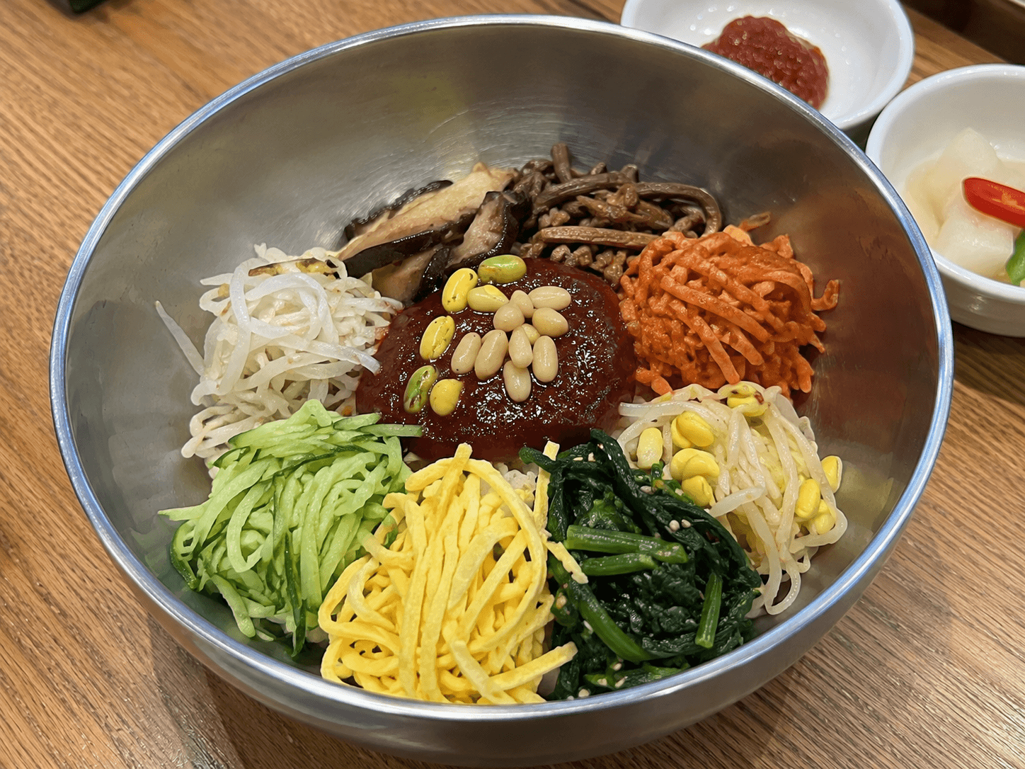 나물 고명과 정갈한 육회의 진주비빔밥