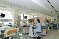 침상별로-환자들이-있고-간호사가-컴퓨터를-보며-관리하는-모습