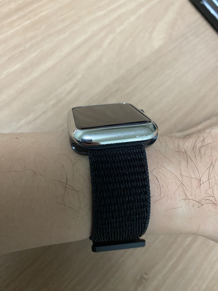 손목에-착용된-애플워치와-스트랩