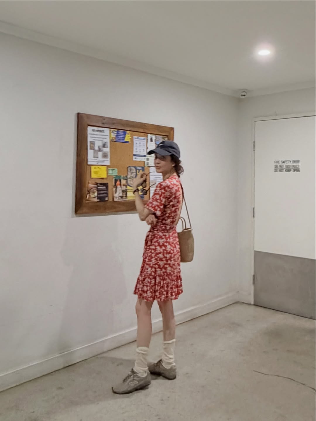 강렬한 레드 원피스에 차분한 브라운 컬러 뉴발란스 204L을 매치해 로맨틱한 룩을 연출한 정려원