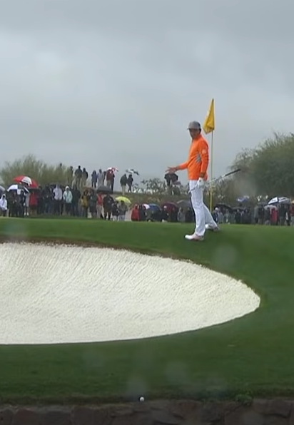 리키 파울러 선수가 샷을 준비중에 공이 저절로 물에 들어가는 상황