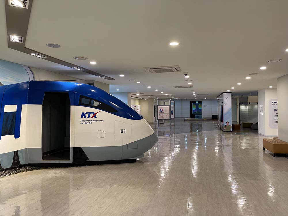 1층 전시실 KTX 기차