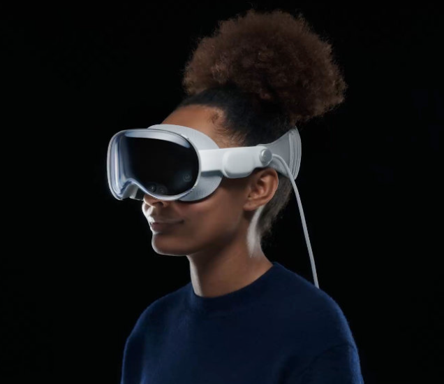 비전 프로를 착용한 사용자의 만족한 표정의 사진