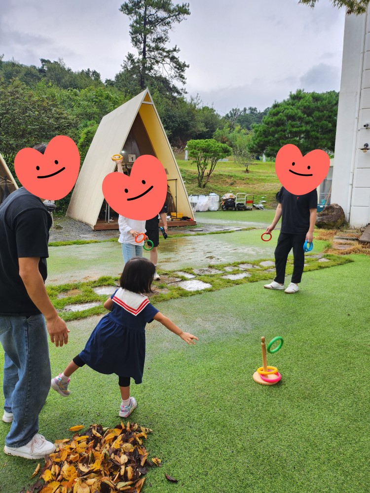 고리 던지기 놀이를 하는 사람들