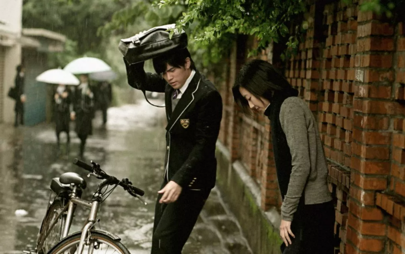 피오는 날 자건거를 타려하는 상륜과 샤오위