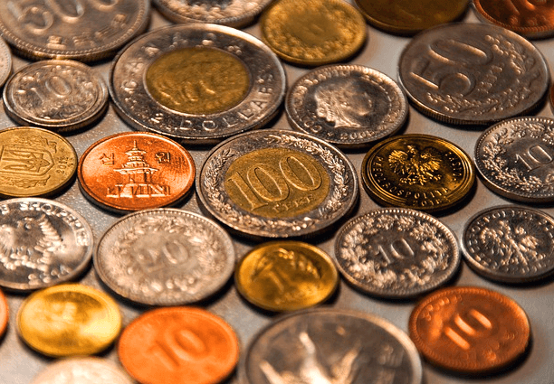 동그란 동전들이 바닥에 깔려있다. 10원, 100원, 500원짜리 동전들이다.