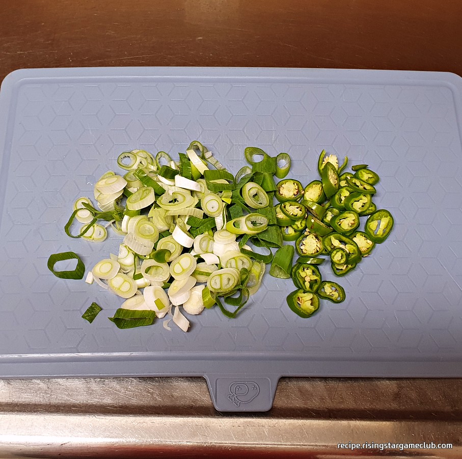 아욱 된장국에 들어갈 대파와 고추를 라면에 넣는 크기로 잘라 놓은 사진