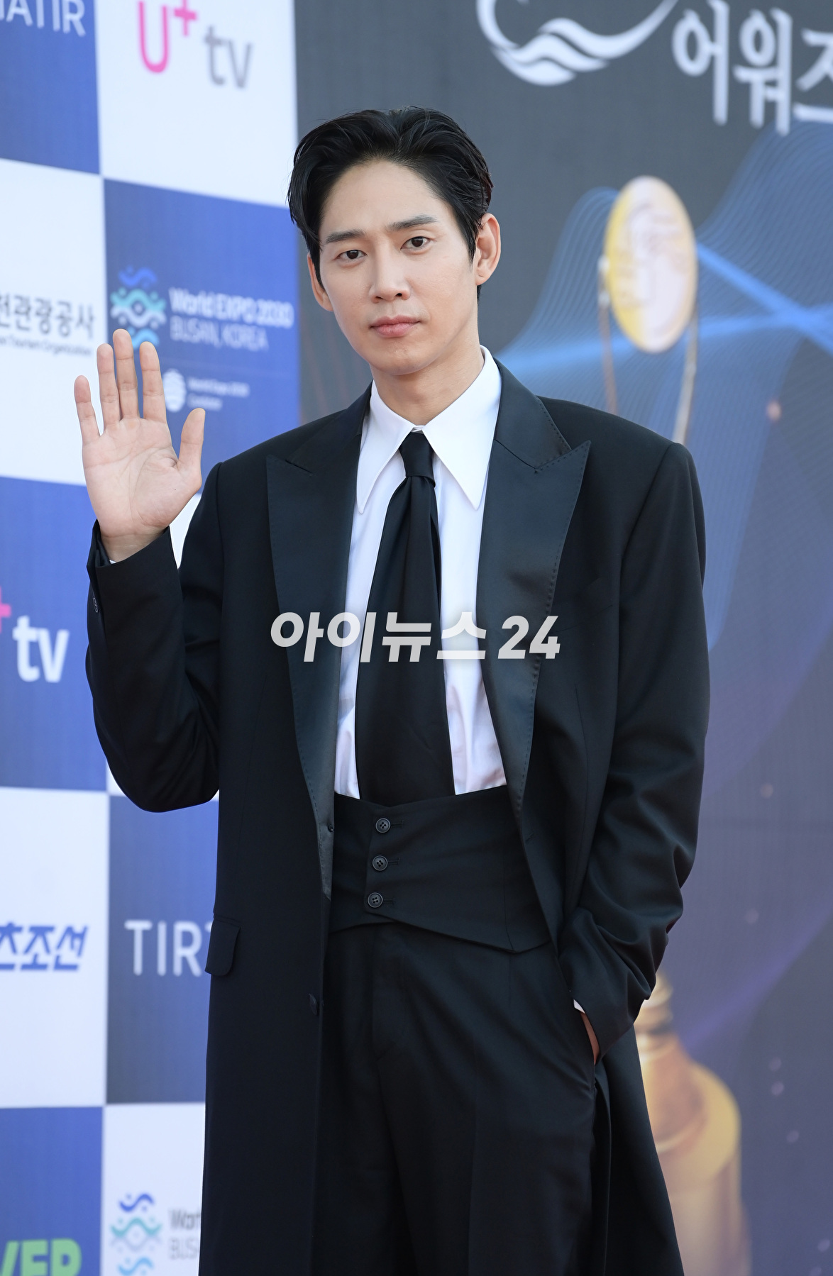 배우 박성훈이 19일 인천 파라다이스시티에서 열린 제2회 청룡시리즈어워즈 레드카펫 행사에 참석하고 있다. [사진=정소희 기자]