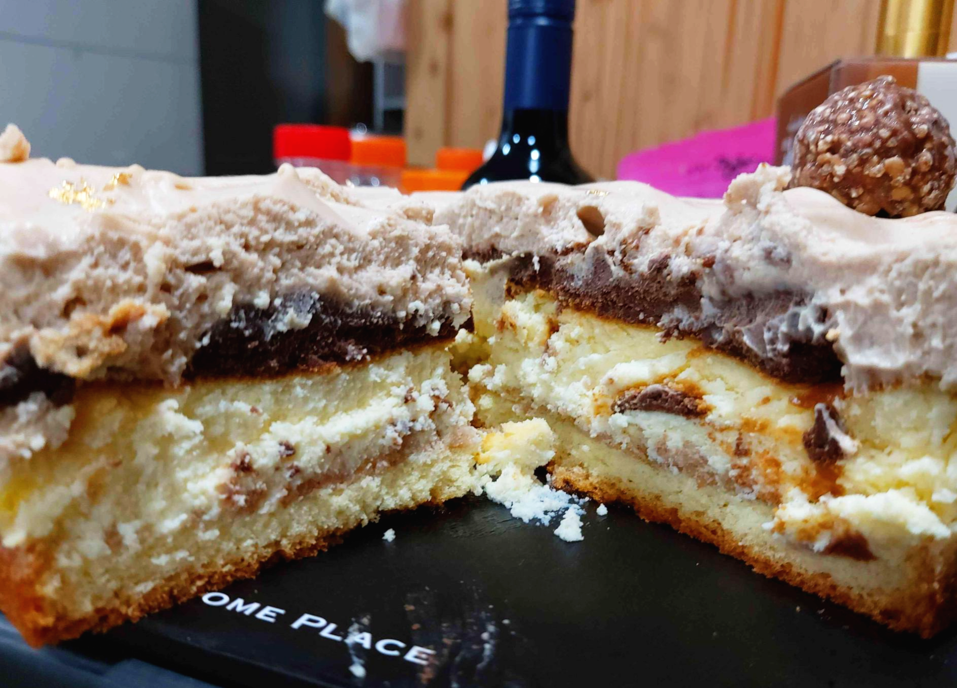 투썸플레이스 헤이즐넛 마스카포네 치즈케이크 층 모습