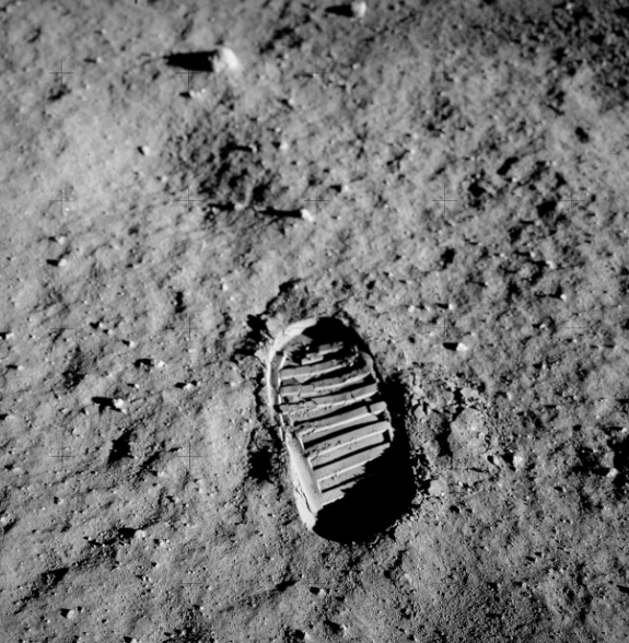 달에 남겨진 발자국, 왜 아직도 그대로일까?