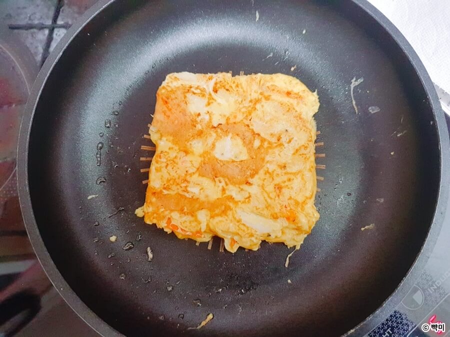 양배추와 계란을 섞어 부드럽게 부치는 모습 다이어트 요리