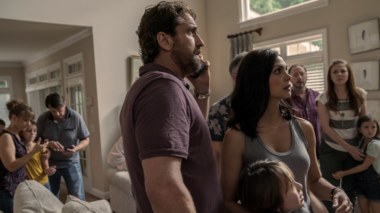 영화 그린랜드 중 대피 소식에 한 건물안에 모여있는 주민들과 주인공 가족