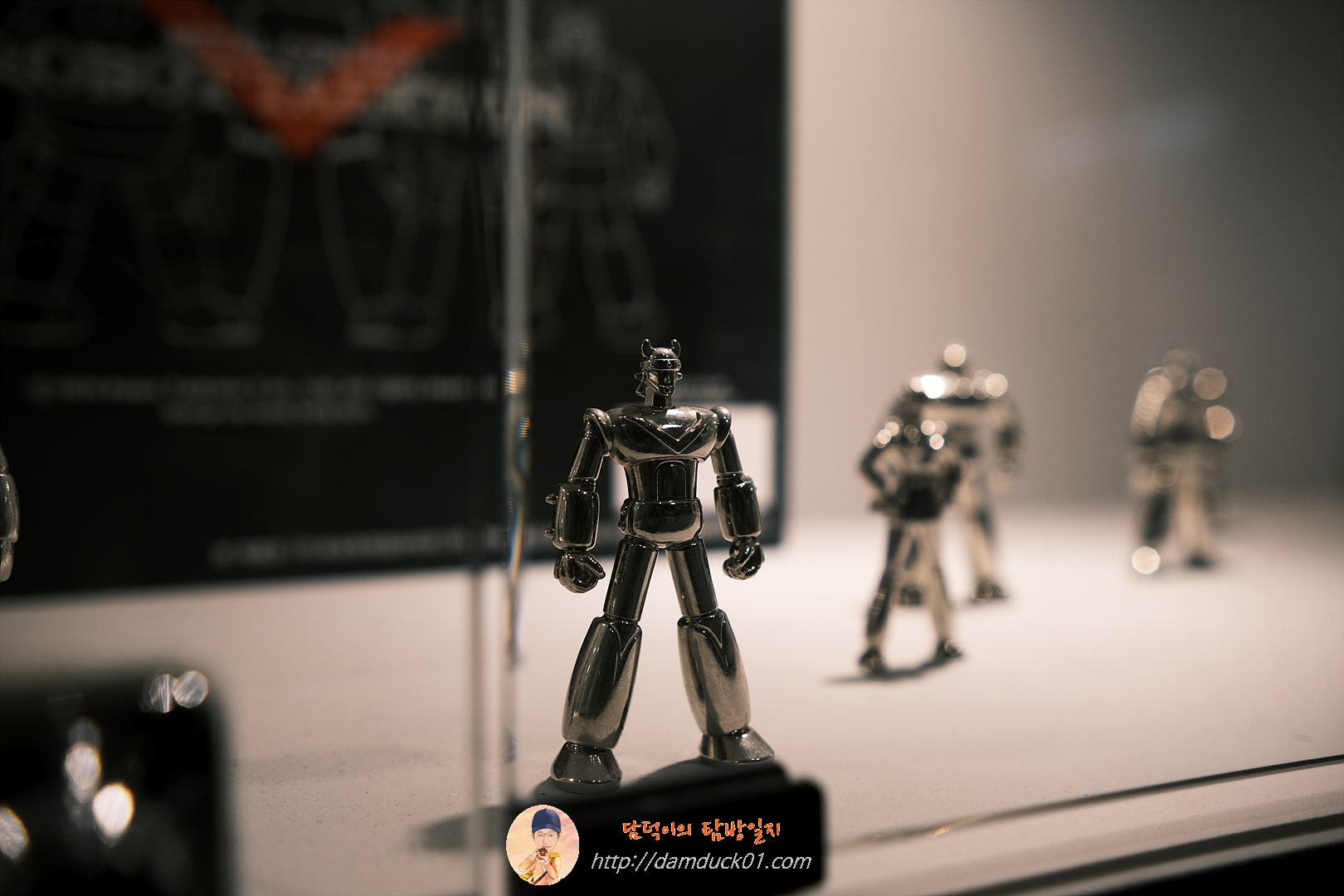 메탈 버전 태권브이 피규어들