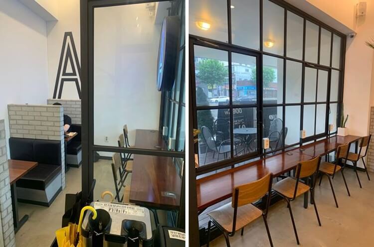 입구쪽 창가 자리