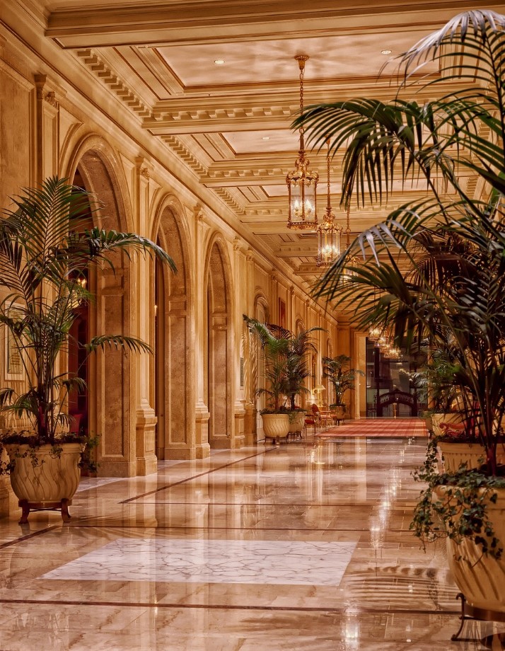 샹들리에를 활용한 고급스러운 느낌의 호텔 로비