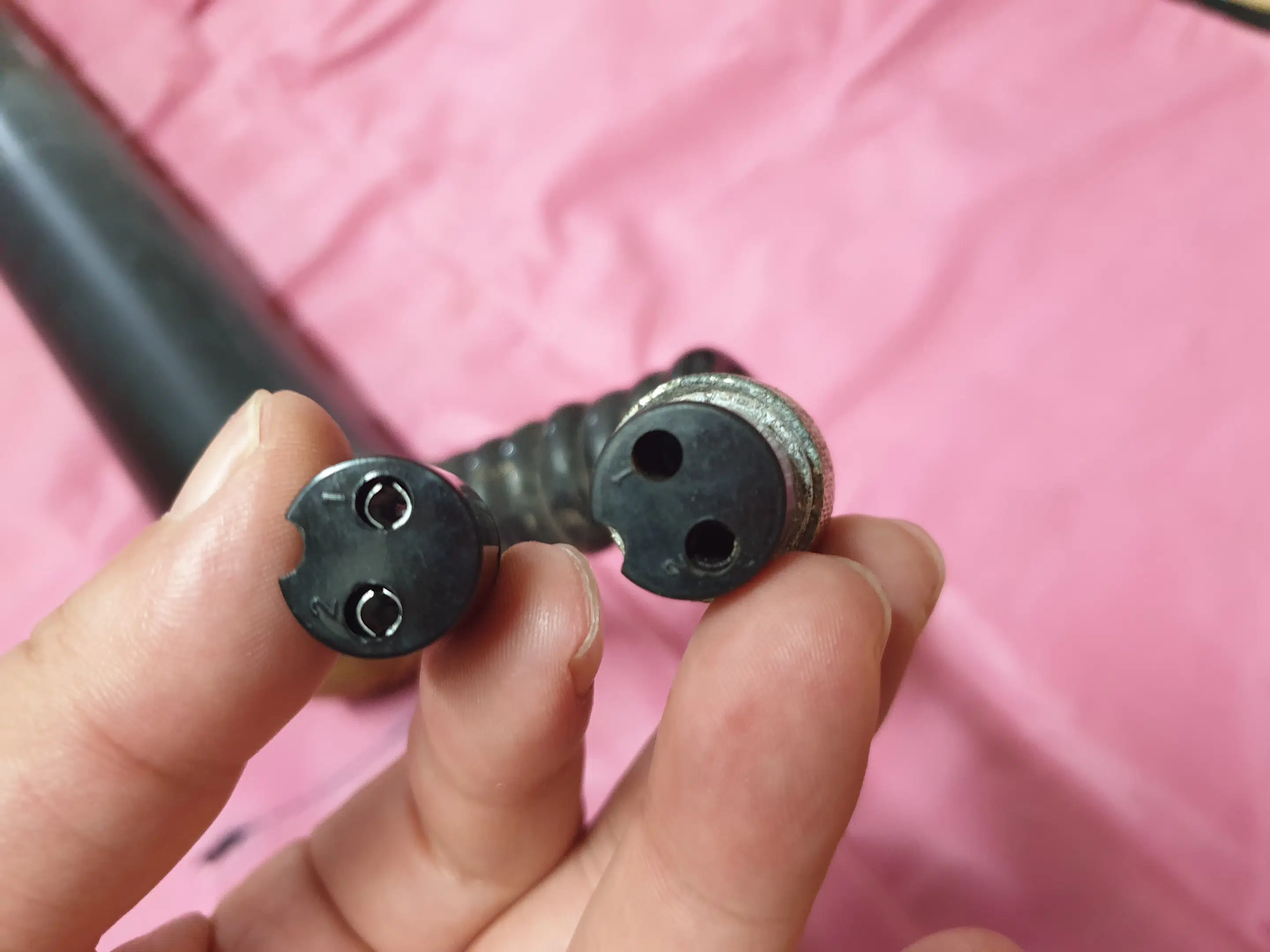 퀄리 Q3 미니 싯포스트 배터리 항공 단자 새것과 비교