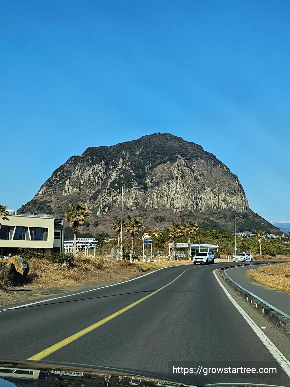 드라이브하며 바라보는 산방산