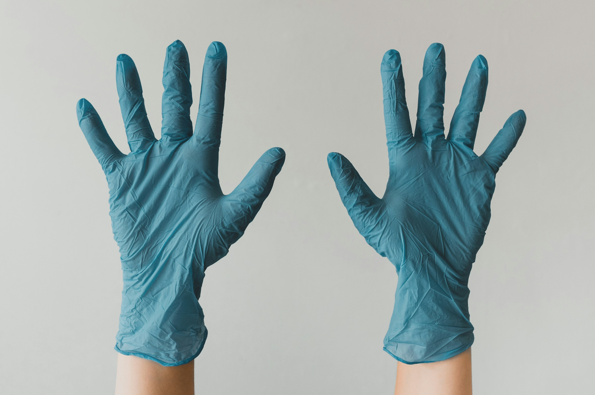 멸균 장갑을 착용하고 있는 손