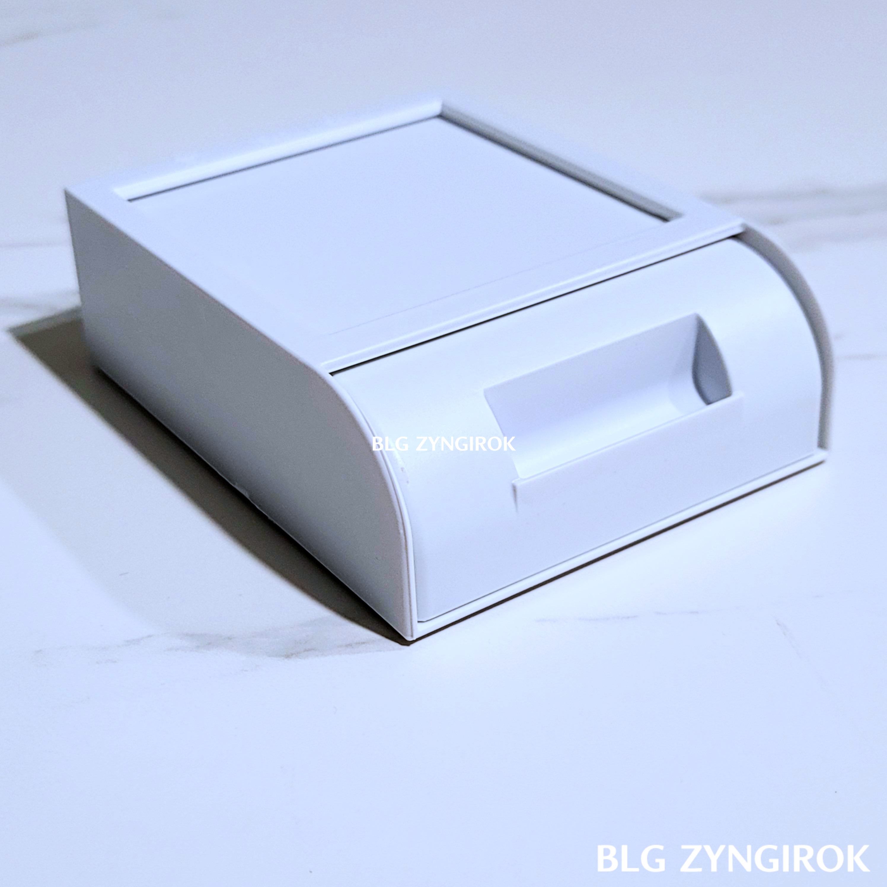 부착형-서랍이-뒤집어져-테이블-위에-놓여있다.