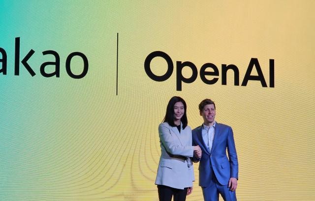 정신아(왼쪽) 카카오 대표와 샘 올트먼 오픈AI CEO
가 악수하는 사진