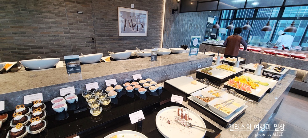 포포인츠 바이 쉐라톤 서울 명동 에볼루션 뷔페 런치 후기